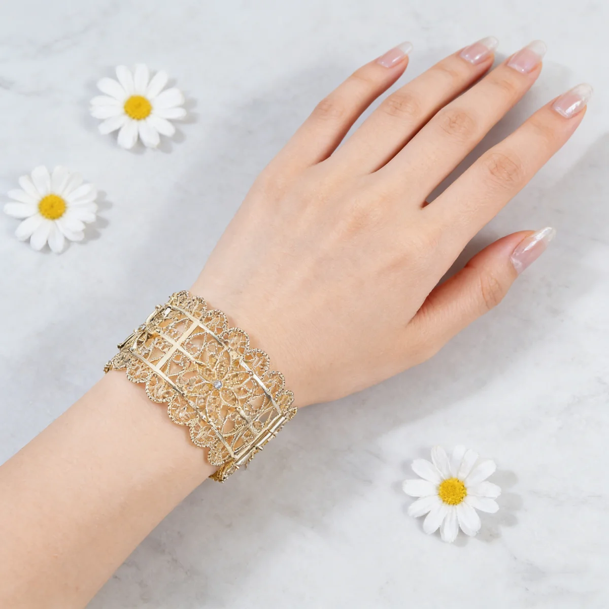 Retro Court Style Gold Plated Bracelet Metal Craft Flower Shape Wave Edge Wedding Open Hand Bracelet