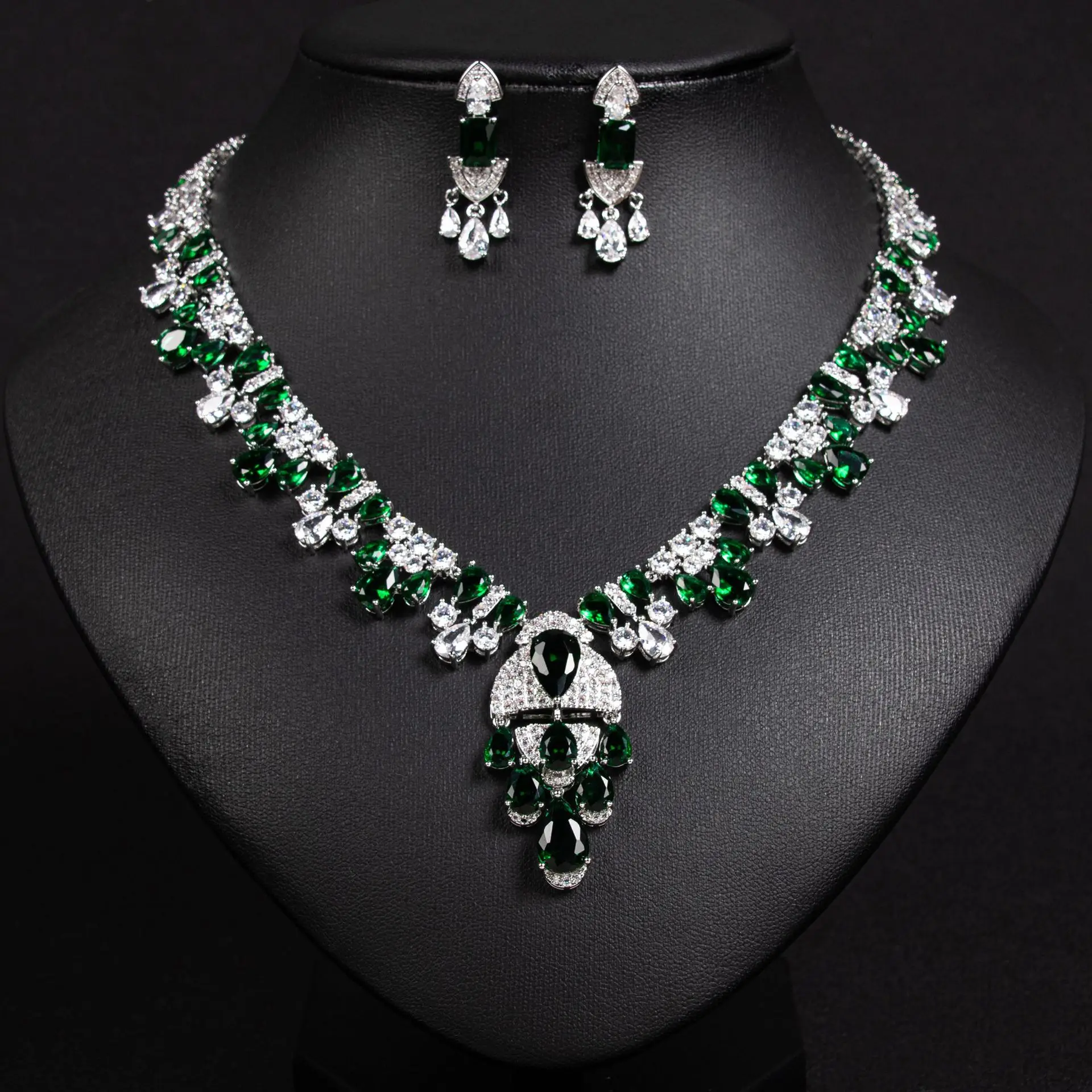 

HIBRIDE Gentle Premium 2 Piece Sparkling Necklace Earrings Multicolour Jewellery Set Banquet Prom Wedding Gift Party Women S-804