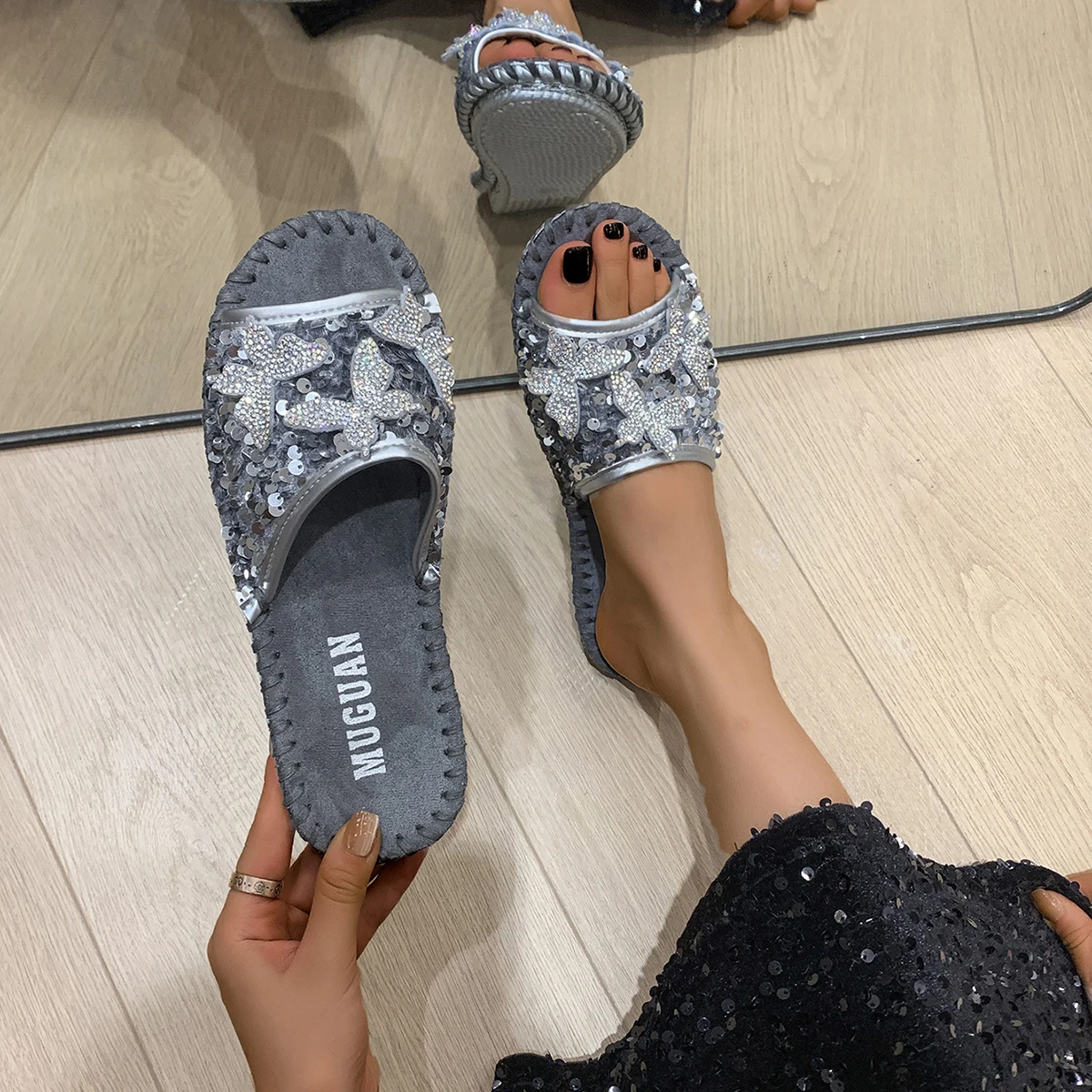 Zapatillas De verano con diamantes De imitación para Mujer, Sandalias planas informales, antideslizantes, resistentes al desgaste, lujosas