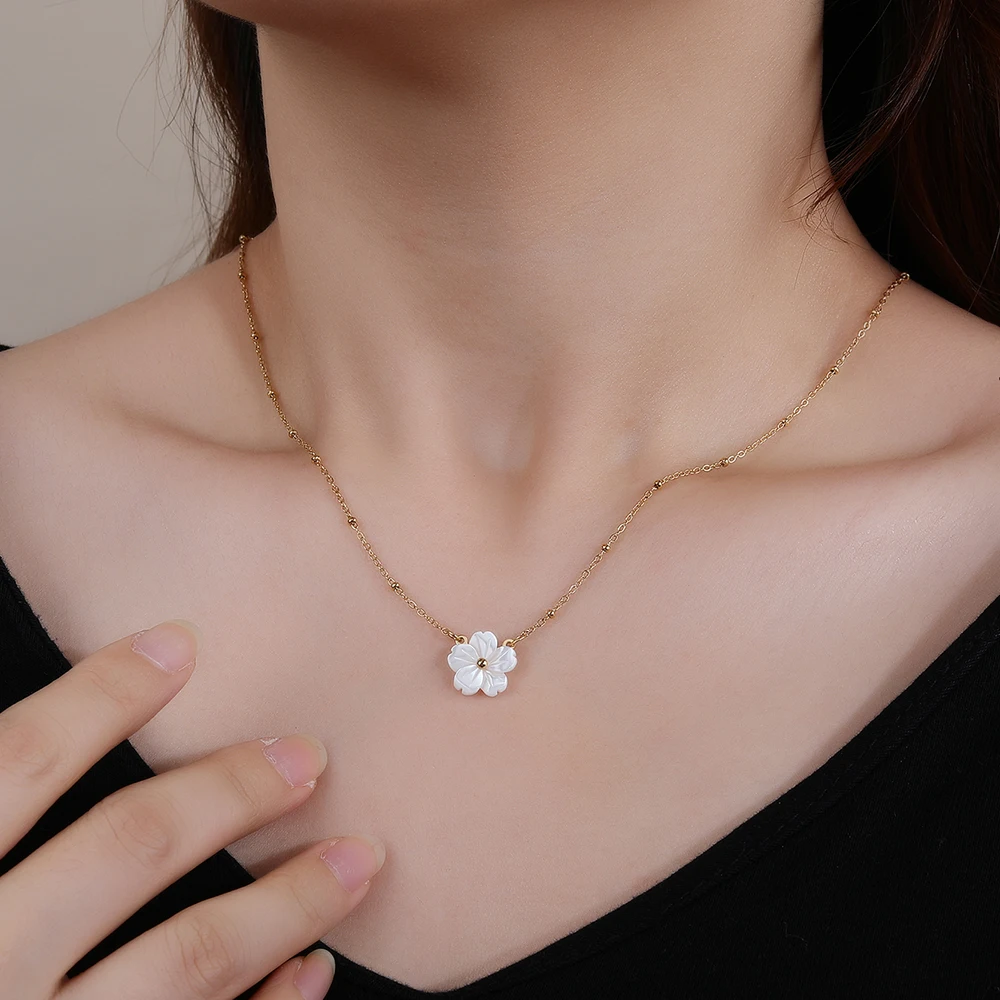 L104 الأبيض شل زهر الخوخ قلادة زهرة جميلة، عصرية، فردية وأنيقة، التيتانيوم الصلب مطلي 18K الذهب