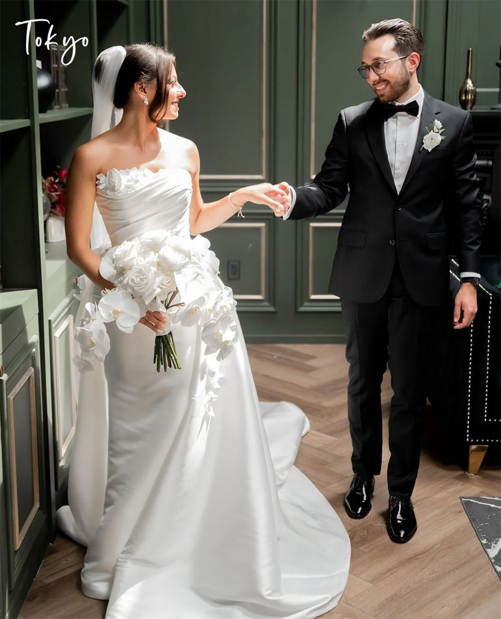 

Tokyo Customized Elegant Strapless Wedding Dress Sleeveless Satin Court Train Bridal Gowns White Zip Back Mermaid Wedding Gowns