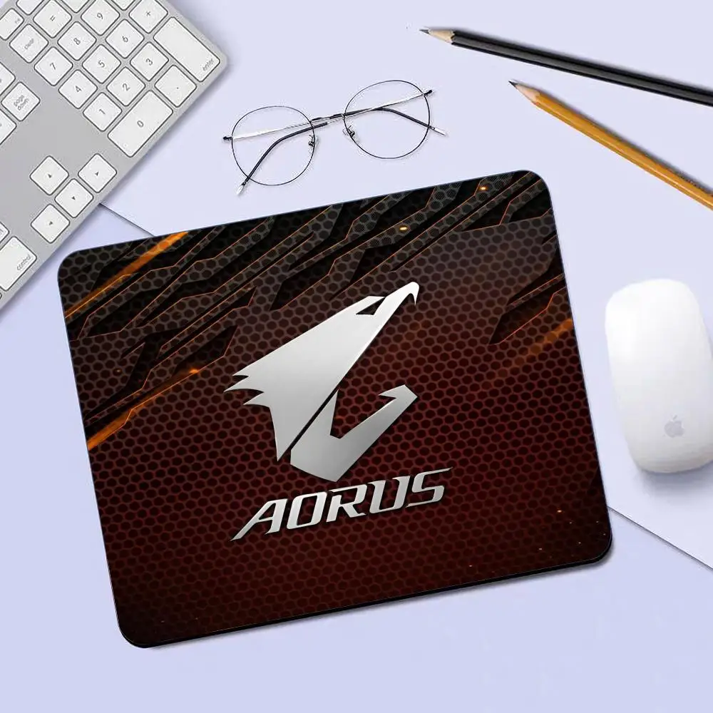 لوحة ماوس جميلة من GIGABYTE AORUS لوحة ماوس للألعاب لوحة ماوس صغيرة لألعاب الكمبيوتر المكتبي لتزيين سطح المكتب حصيرة ماوس المكتب #3