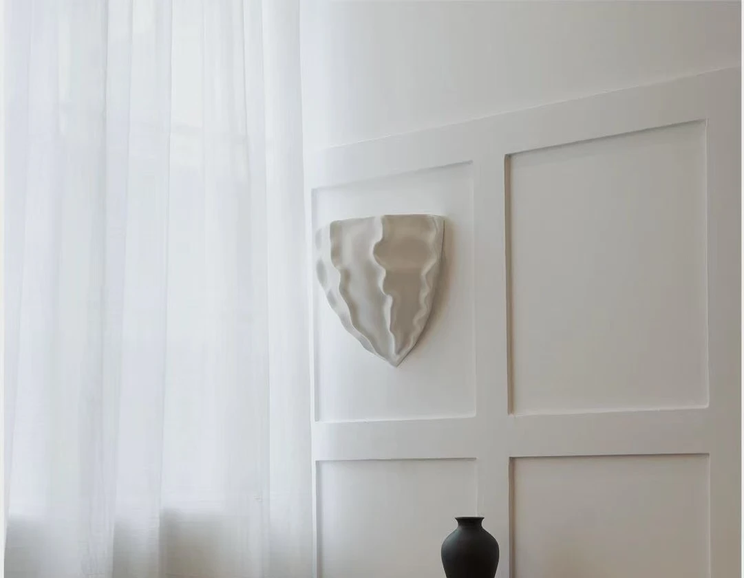 مصباح حائط جبس على شكل اسكالوب. يناسب غرفة النوم الرئيسية بجانب السرير، والدرج، والممرات، والممرات، والبهو. تصميم فني وابي سابي #2