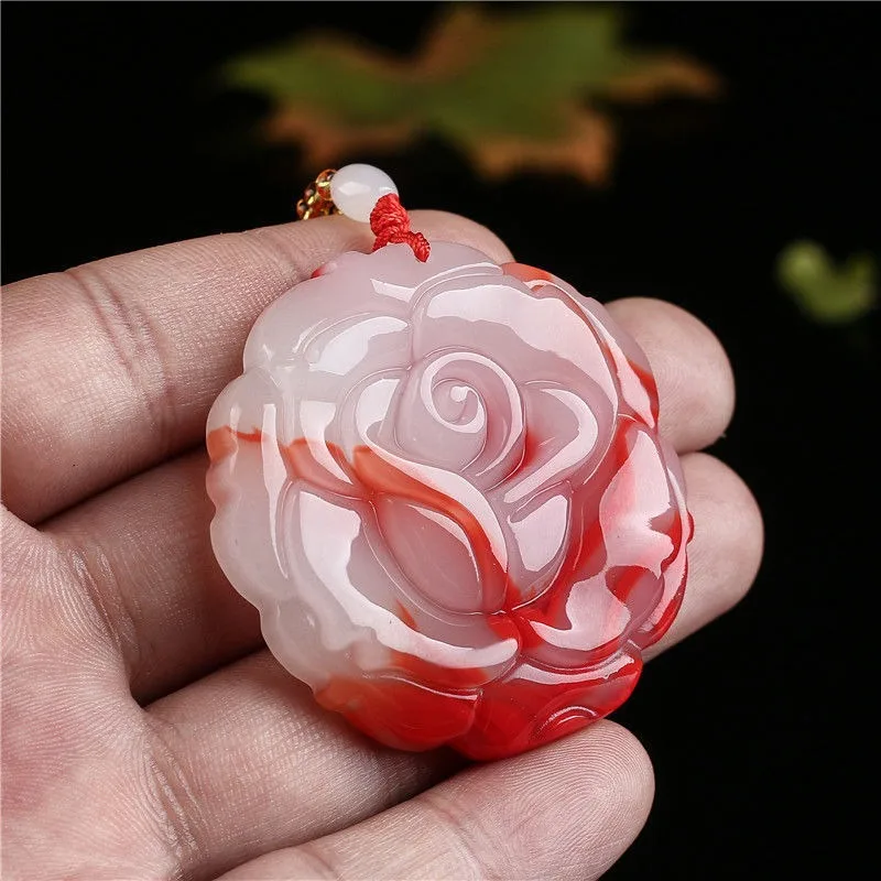 قلادة جديدة من حجر الدم الطبيعي، عصرية ومتعددة الاستخدامات.