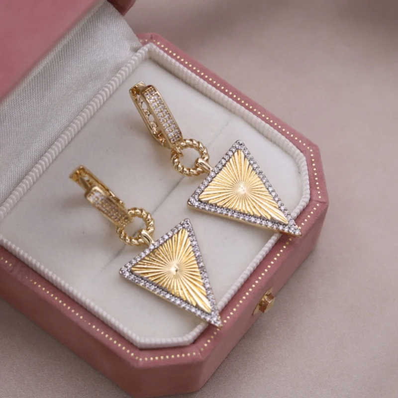 تصميم كوري جديد مجوهرات الأزياء لونين مطلي معدن مثلث الزركون قلادة أقراط أنيقة المرأة الملحقات اليومية