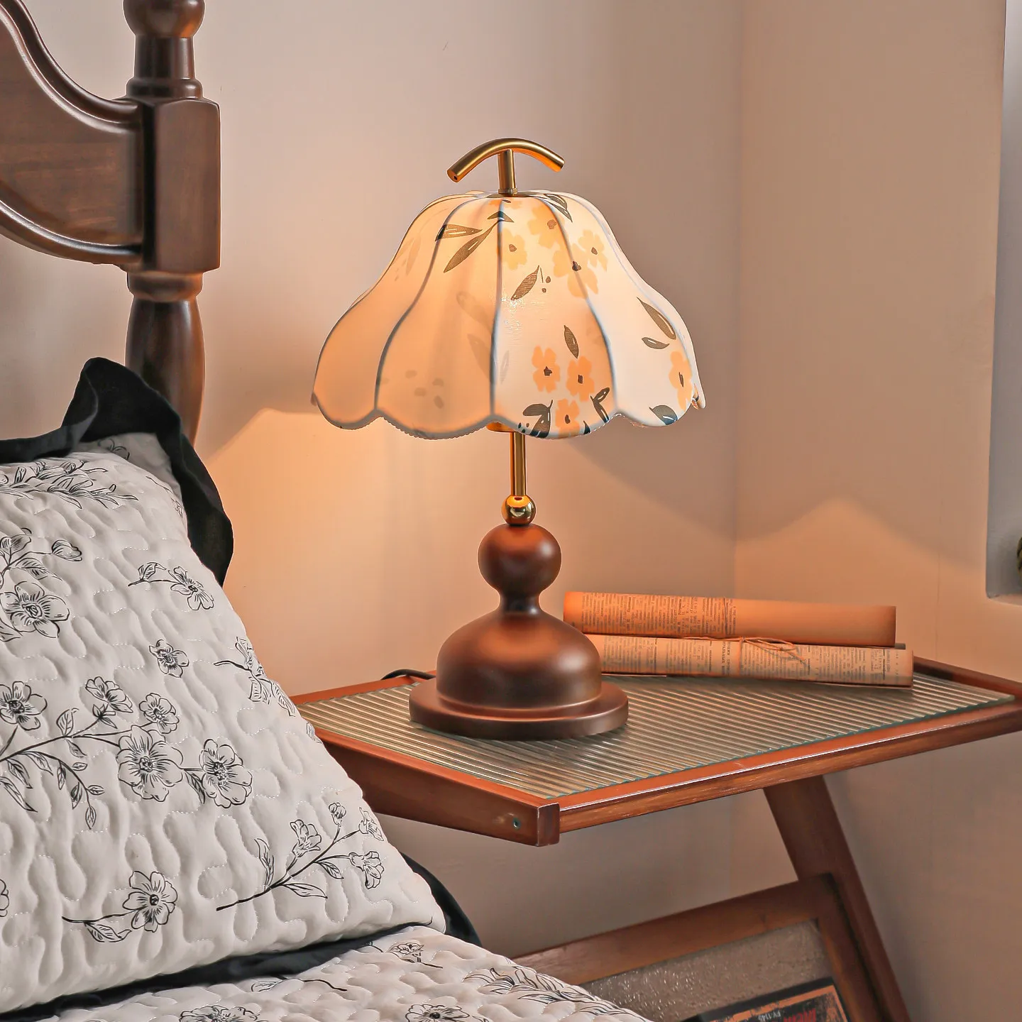 Retro solid wood desk lamp Bedroom bedside warm and romantic small yellow flower fabric lamp