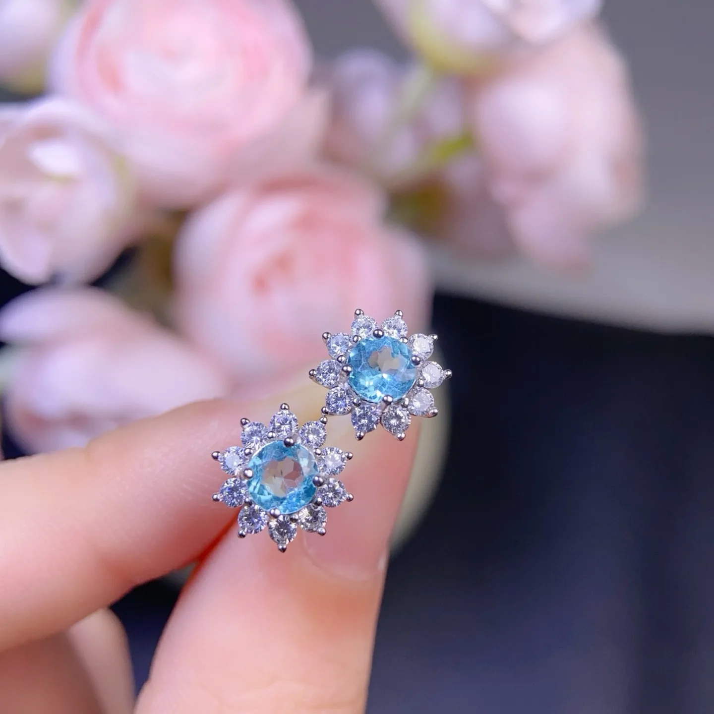 

Серьги из серебра 925 пробы с натуральным апатитом. Размер свежего основного камня: 5*5 мм. Серьги из белого золота с серебряным покрытием.