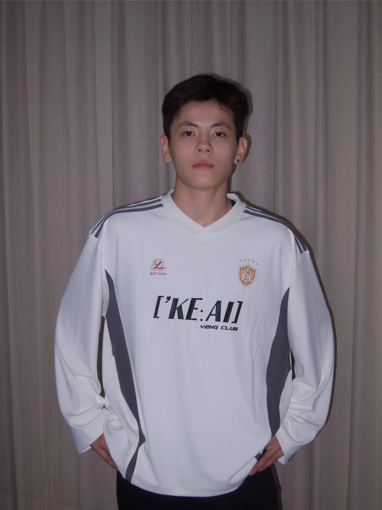 

Y2NG Sport Core Американский ретро спортивный трикотаж Цвет Blo V Ne Long Sve T irt Накладной повседневный свободный крой из полиэстера Эластичный...