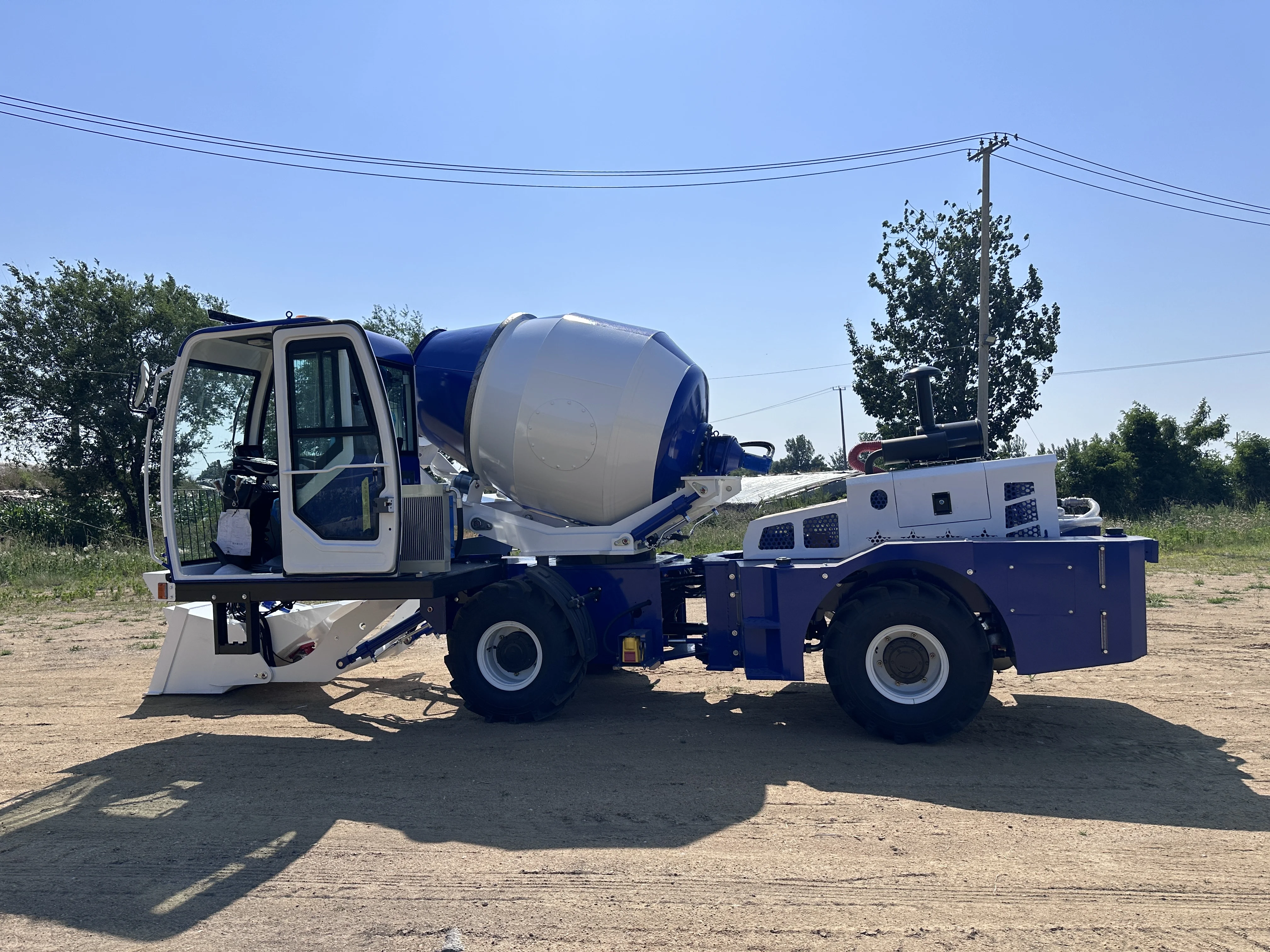 1.8m3 Self Loading Concrete Mixer Truck Energy Saving High Efficiency for Small Construction
