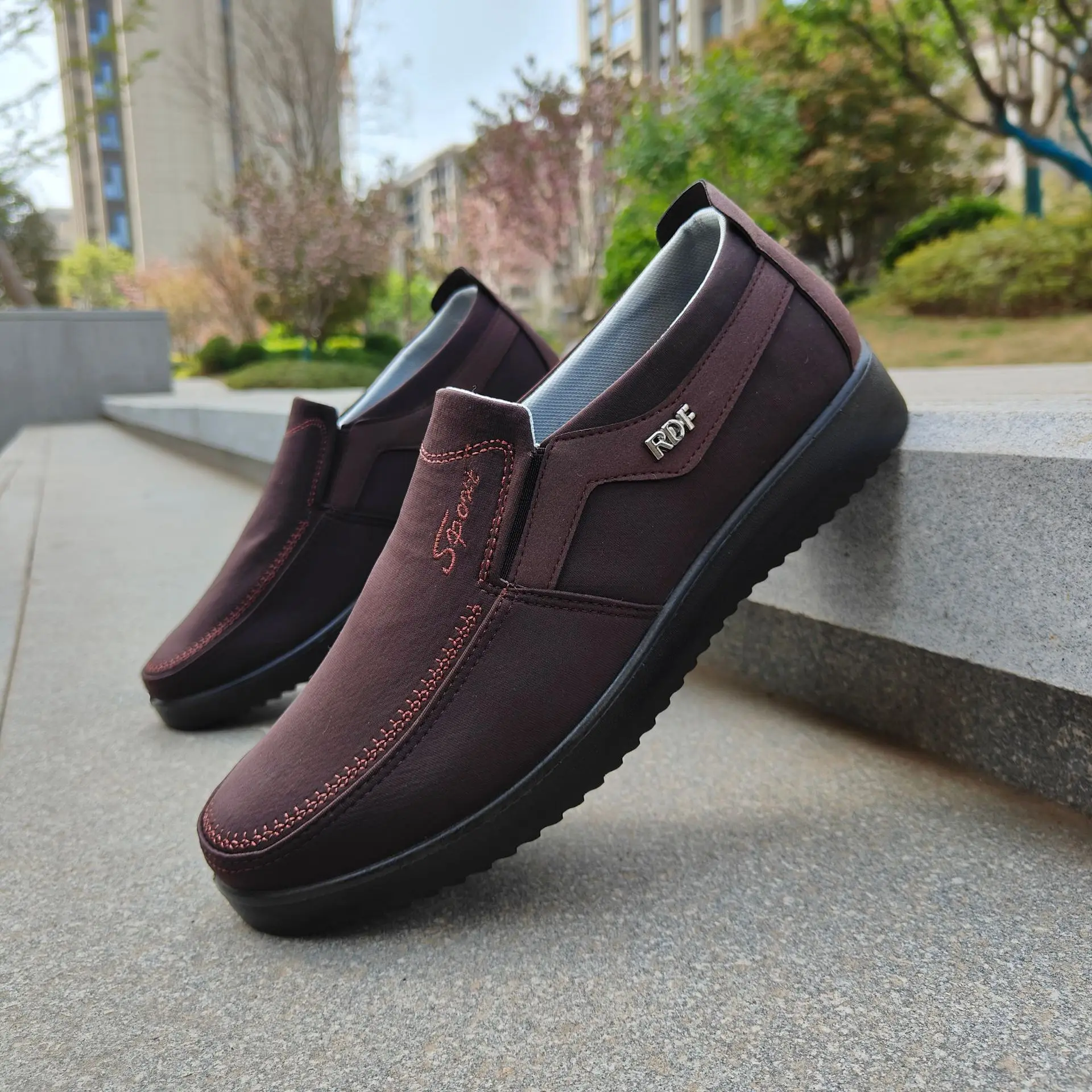 Herren-Slipper aus Canvas, leichte, rutschfeste Loafer, atmungsaktive Freizeitschuhe zum Spazierengehen für ältere Männer. – Detail 1