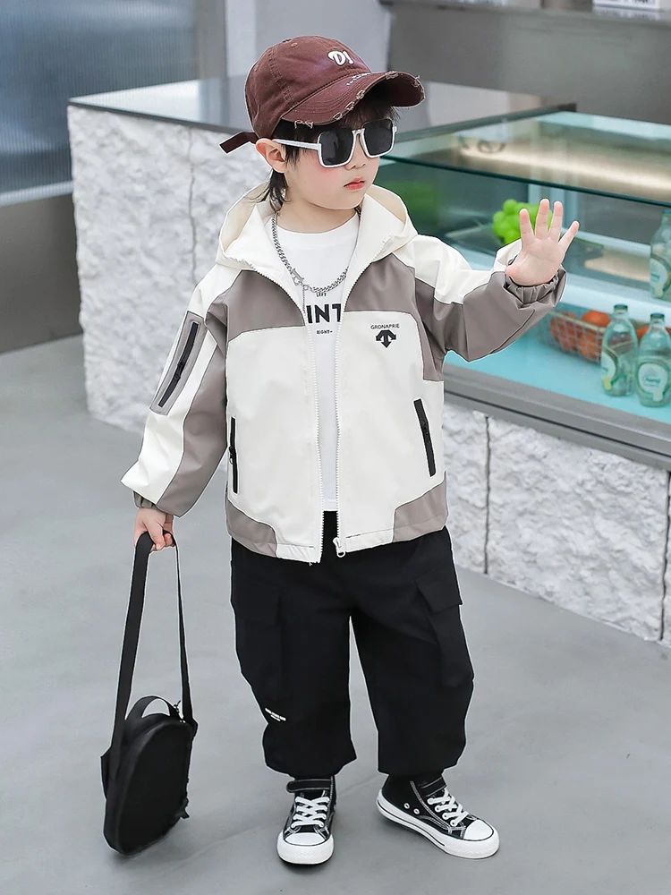 

Новая тонкая демисезонная куртка для мальчиков с капюшоном из полиэстера, ветровка для подростков, стильная модель с длинными рукавами