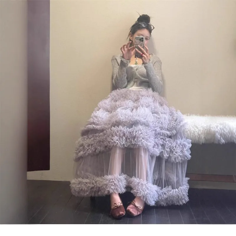 

A long skirt with a unique and fairy-like atmosphere, made of mesh fabric and layered with layers of cake