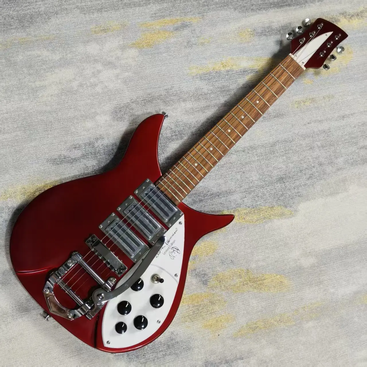 

Red Guitar with Rosewood Fingerboard and Basswood Body, 34 Inches, 527 mm Scale Length
