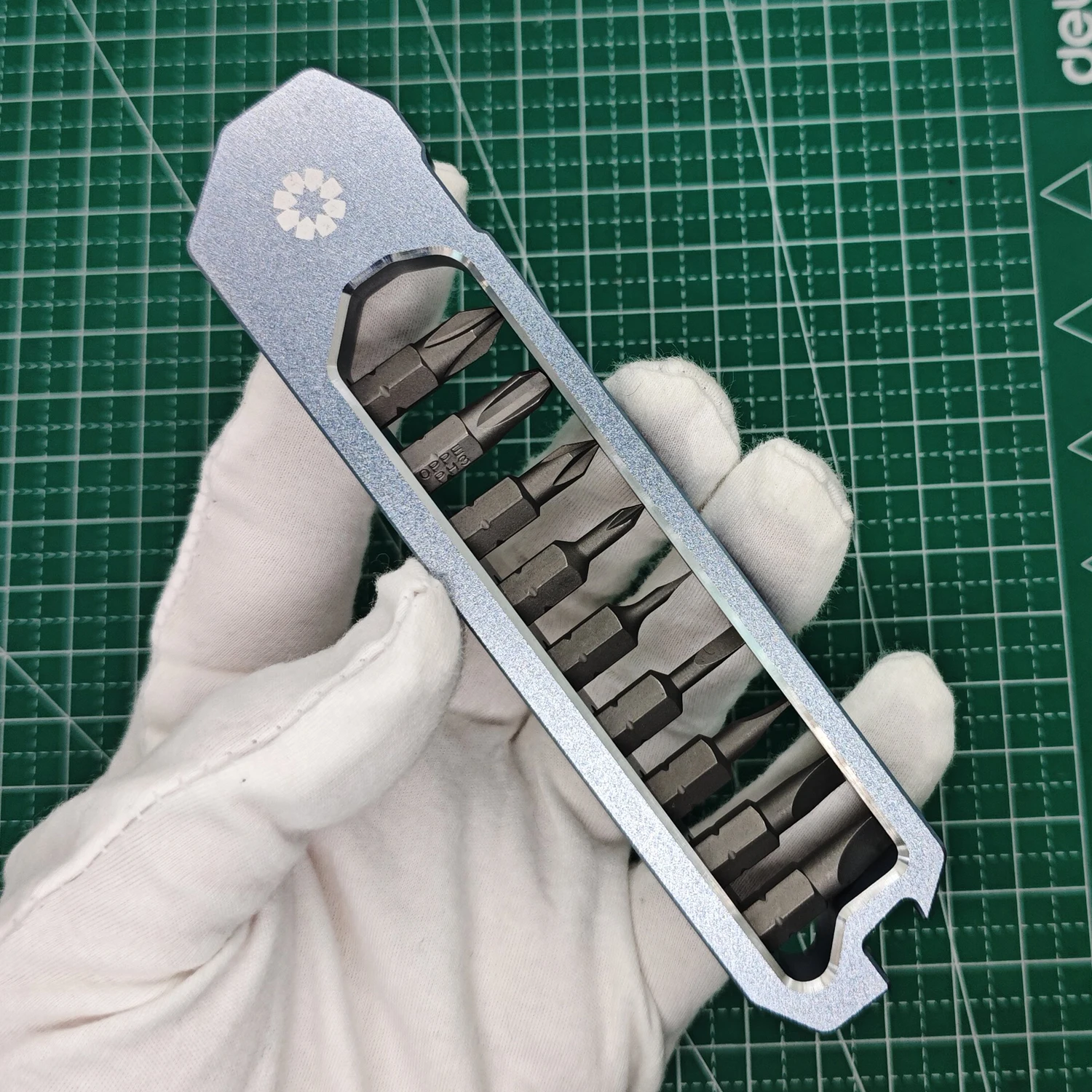 

1 Piece Aluminum Alloy Screwdriver Bottle Opener with 6.35mm Bits, Wrench Hole with Magnet Inlay