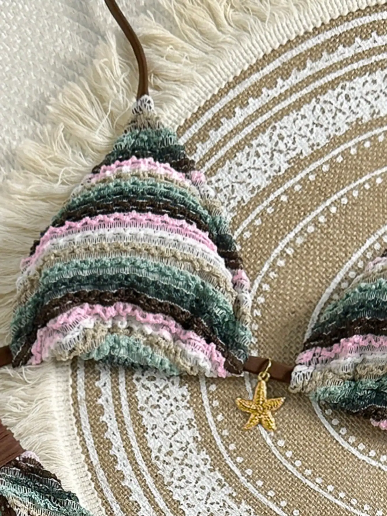 

Женский комплект бикини из трикотажа в полоску с треугольными чашечками, украшенный подвеской в виде звезды, и платьем-накидкой.