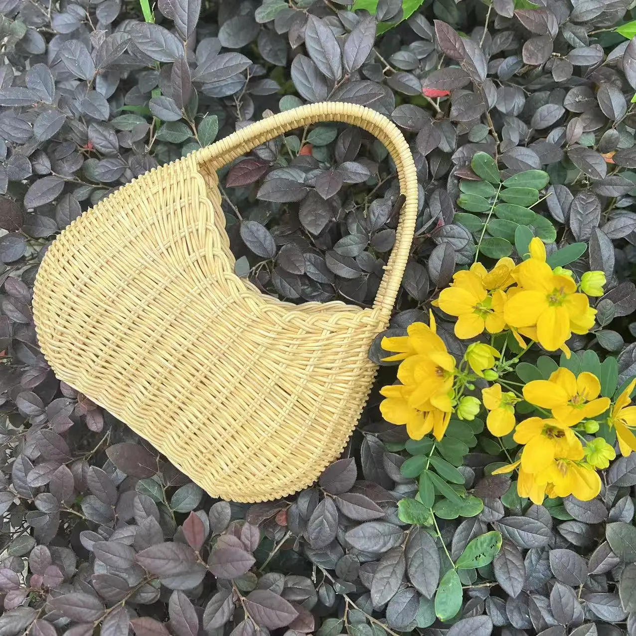 Rural style bamboo woven handbag, cute apricot colored vegetable basket, small and cute, suitable for summer beach vacation