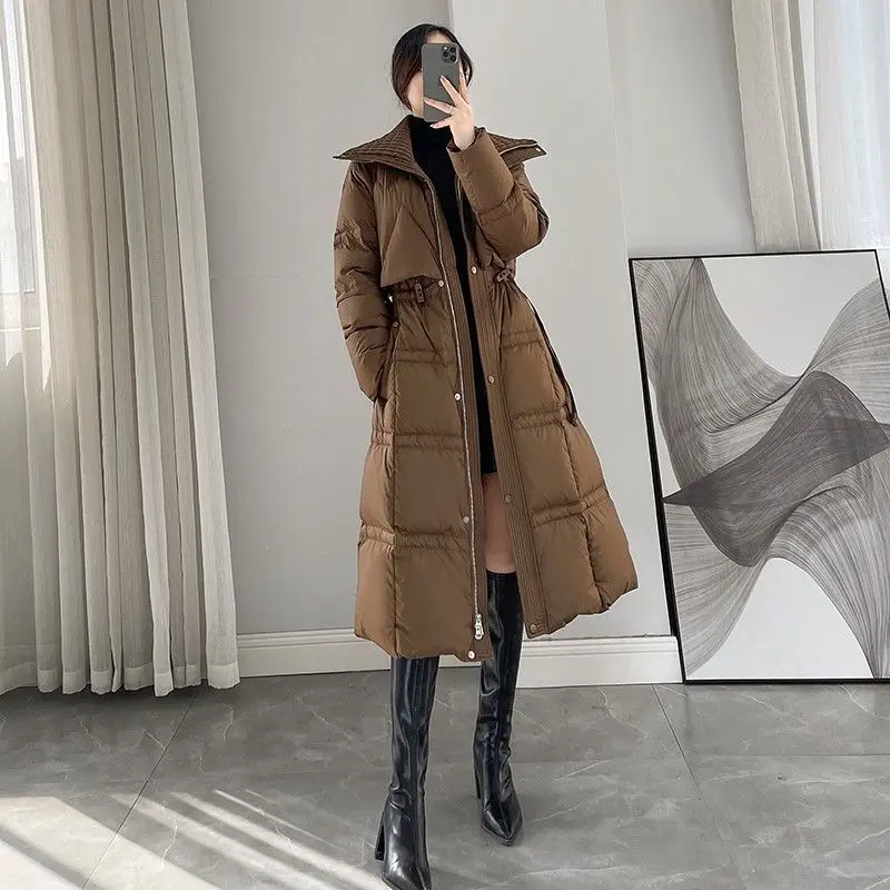 

Элитная однотонная женская зимняя куртка-пуховик нового фасона с эффектом утягивания талии и стройности, длинная, с наполнителем из белого утиного пуха