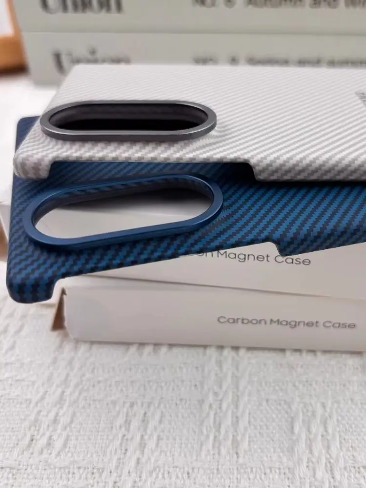 Samsung Galaxy Z Fold8 Fold 8 Magnet-Handyhülle mit diagonaler Carbon-Textur, harte Abdeckung + 2 Stück gratis gehärtetes Glas-Displayschutzfolie