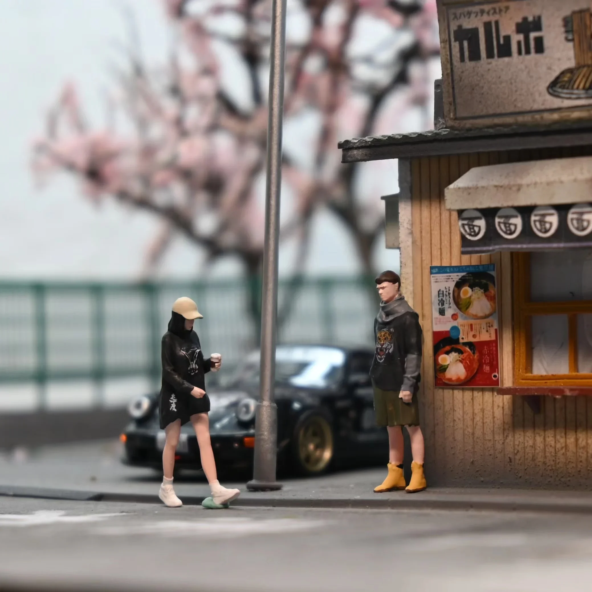 EHC 1:64 Scale Figures  Waiting Man and Walking Girl Model Dioramas Diecast Miniature Collection