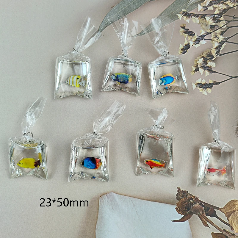 Dijes de resina para bolsa de peces de Coral, 10 piezas, Océano transparente, pequeño pez en agua, joyería colgante, joyería hecha a mano, Material DIY