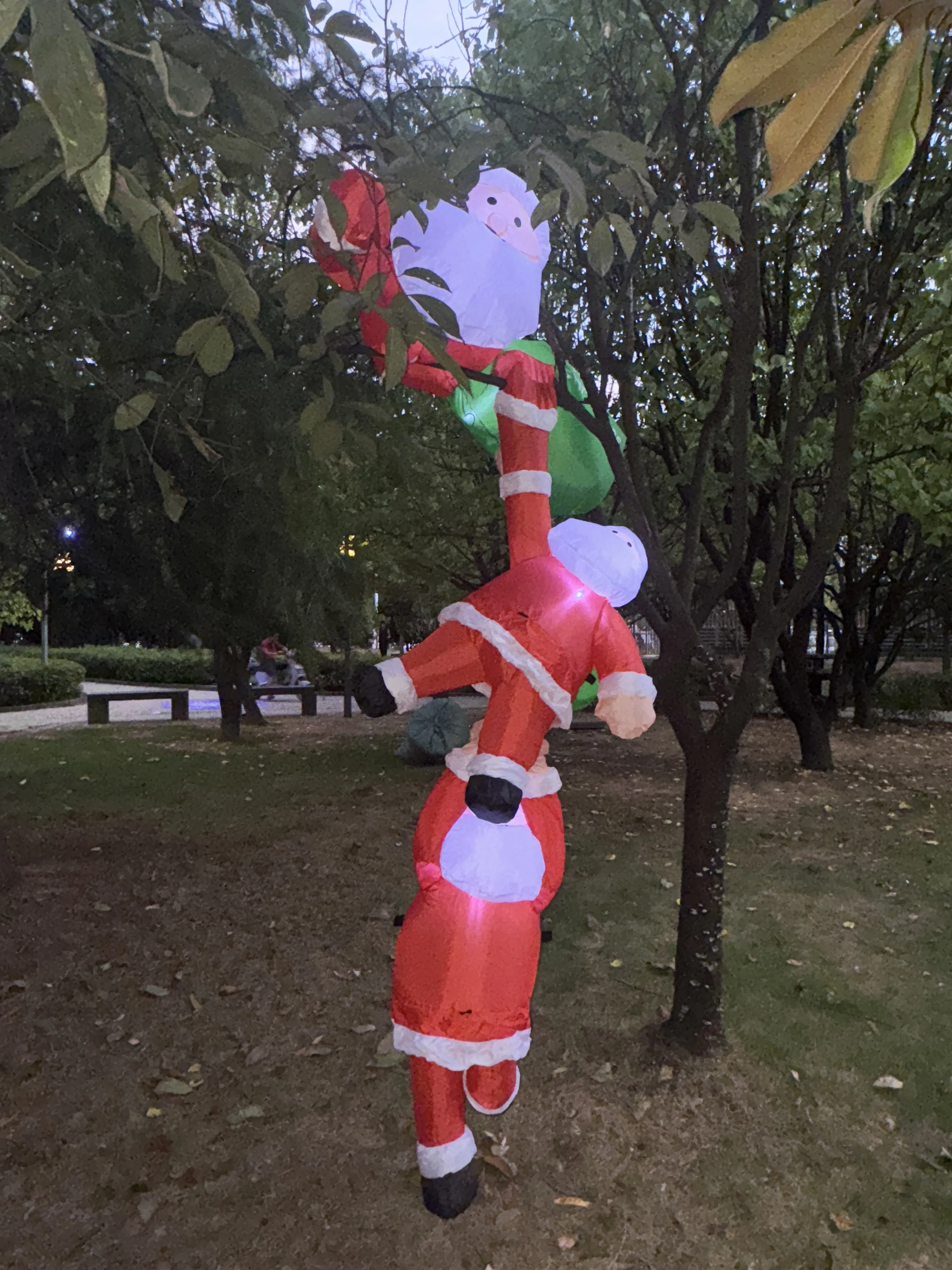 Inflatable Christmas 3 Santa Claus Carry Green Bag Climb Wall Outside Party Lawn Decoration