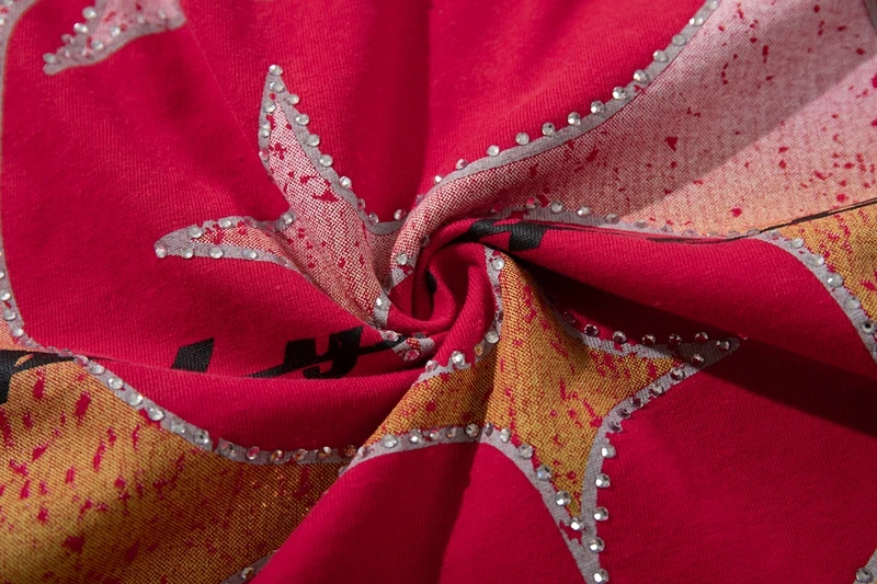 Sommerliches Vintage-T-Shirt für Herren mit roter Waschung und Grafik: Himmel, Wolken, Engel, Cherub, Strass – Lässiges Baumwoll-T-Shirt mit entspannter Passform – Detail 9