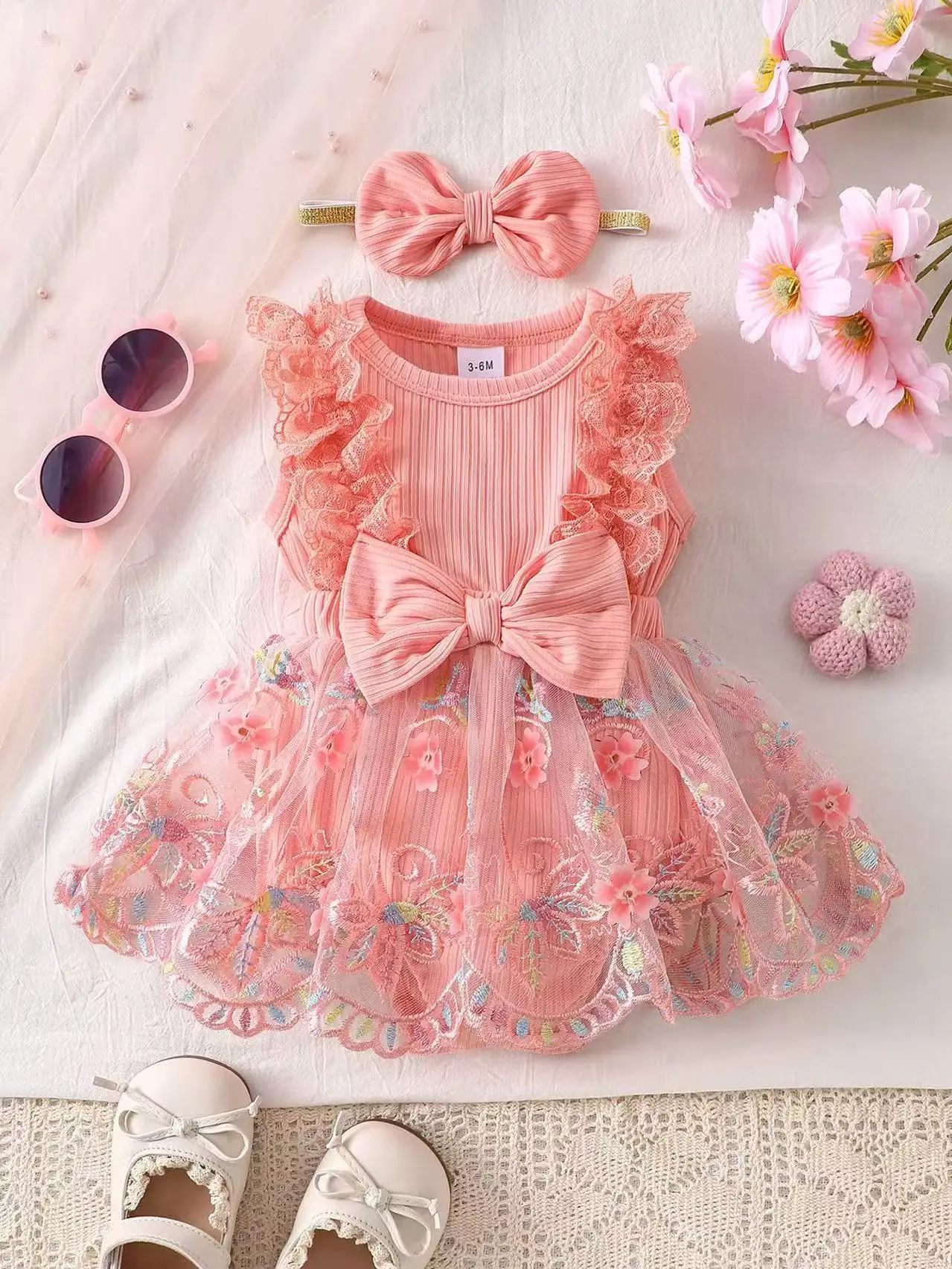 

Комплект из сетчатого платья с кружевной вышивкой для маленьких девочек, с повязкой на голову с бантом, рукавами с рюшами, праздничное платье в цветочном стиле принцессы