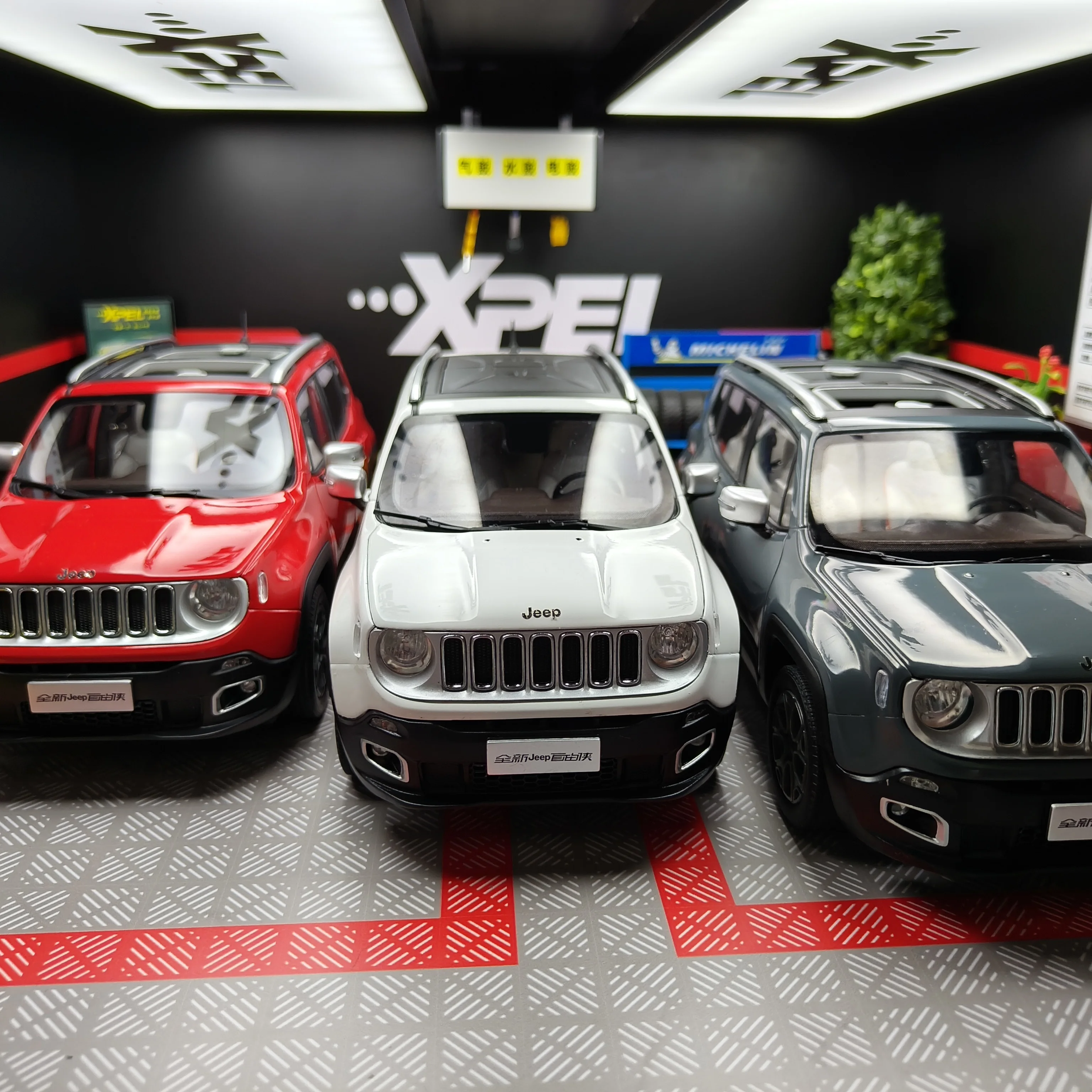 

1:18 Renegade SUV Simulation Diecast Car Metal Alloy Model Car decoration display collection gifts