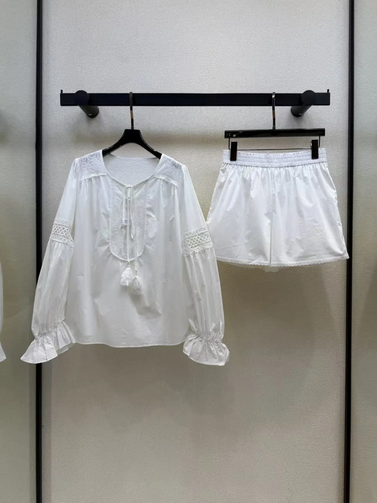 

High quality spring and summer new product women's white hollow embroidery lace up shirt shorts two-piece set