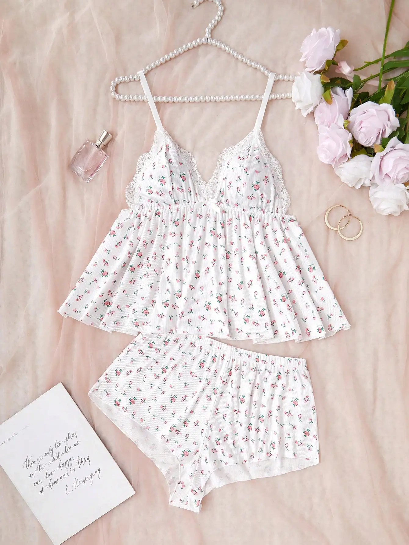 

Комплект пижамы из кружевного топа и шорт с цветочным узором для женщин — нежная ночная одежда с V-образным вырезом и рюшами