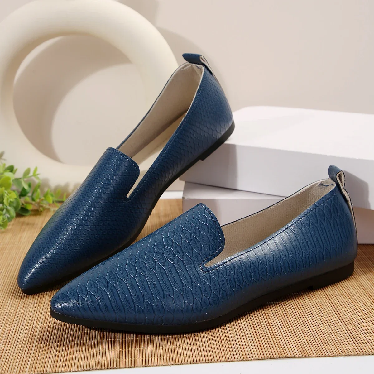 

Pop 2024 Spring And Autumn New Le Fu Shoes Solid Color Pointed Casual Flat Bottom Fashion Women's Flat Bottom Shoes Size 36-43