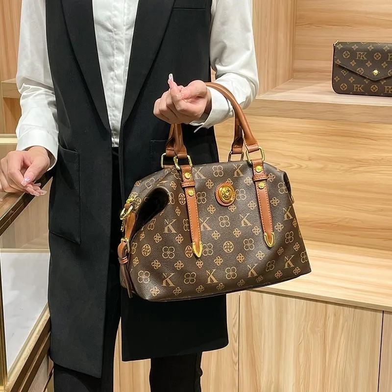 

Женская легкая роскошная сумка 2025 года, новая высококачественная дизайнерская сумка в стиле ретро, сумка через плечо большой вместимости, модная дорожная сумка