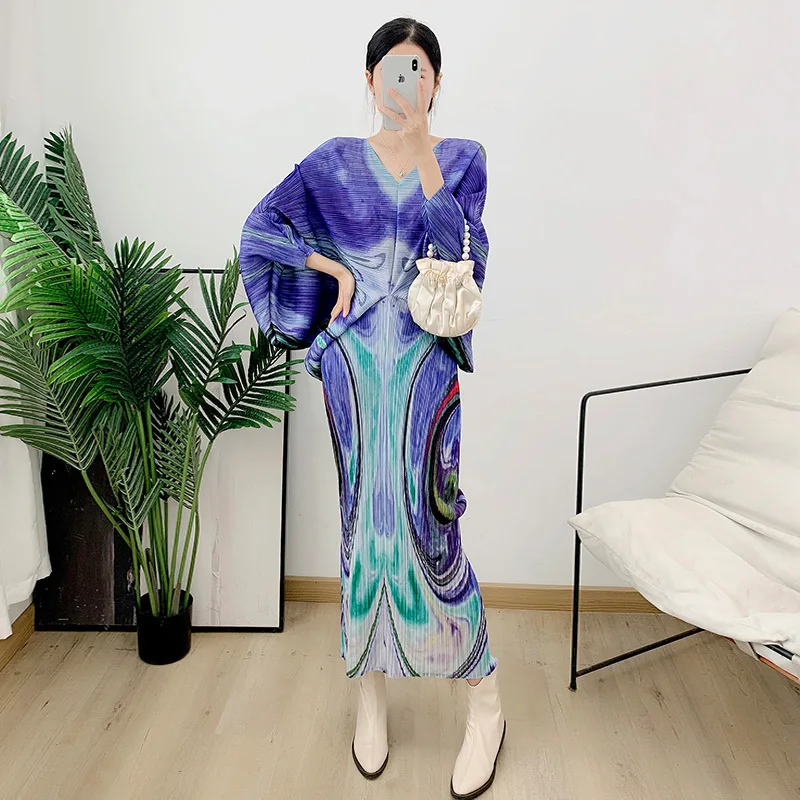 

Pleated V-neck Dress 2023 Spring And Summer New Loose Fashion Temperament Bat Sleeve Pleated Dress