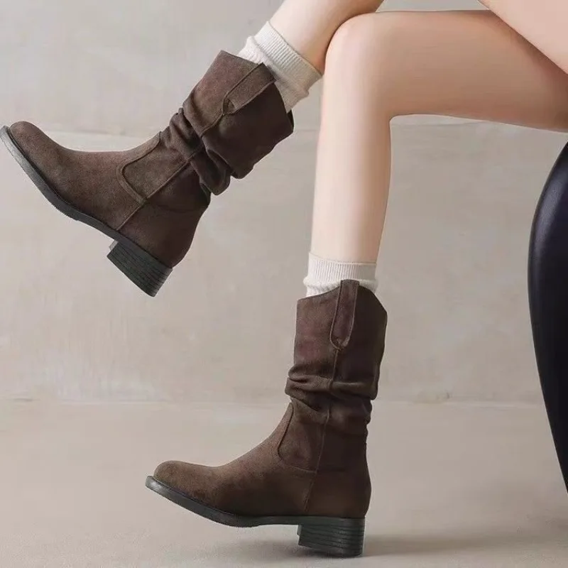 Damen-Westernstiefel, mittelhoch geschnitten, mit flachem Absatz und eckiger Zehenpartie. Obermaterial aus weichem Wildleder, gerafftes Schaftdesign. Vintage-Mode-Stiefel – Detail 4