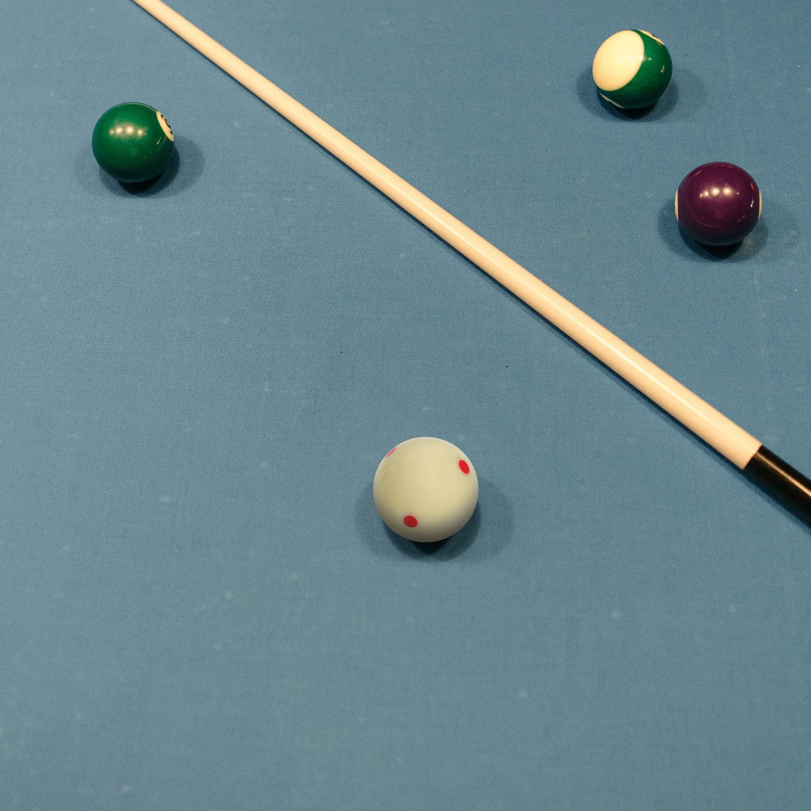 

Standard Regulation Size White Cue Ball Made of High Density Resin Scratch Impact Resistant 6 Spot Alignment Guide for Billiard