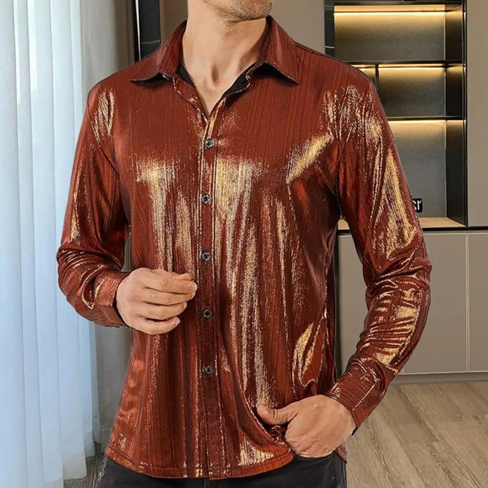 Camisa de material brilhante masculina, cardigã de botão para performance no clube, superfície brilhante, manga comprida, gola virada para baixo, primavera