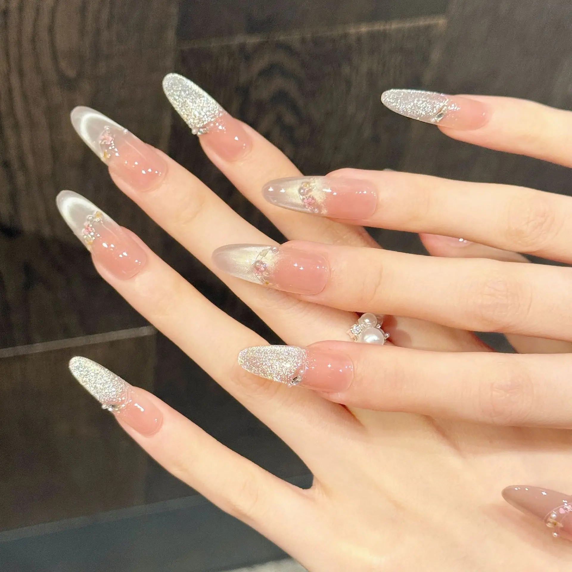 10 Stück ovale handgefertigte Press-On-Nägel, nackte rosa Katzenaugen-Schleifen-Diamantornamente, geeignet für Partys und den täglichen Gebrauch. – Detail 4