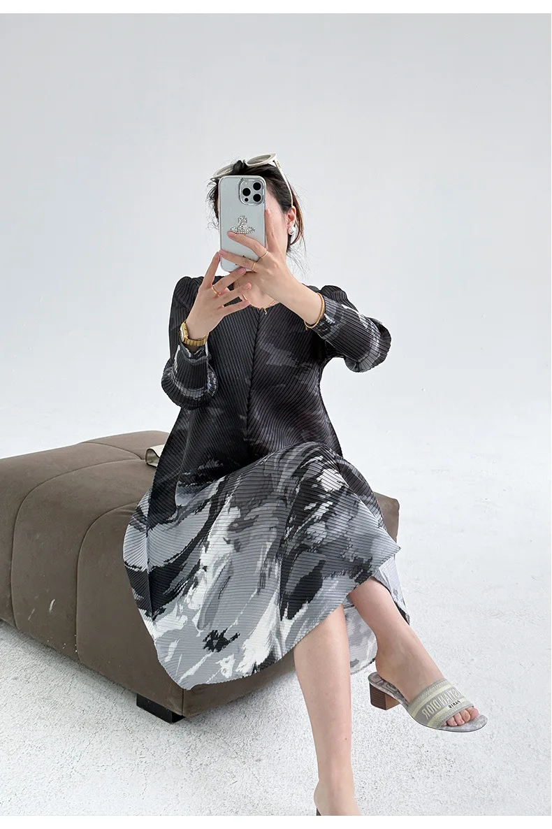 Miyake Plissierte Einreihige Damenkleider 2025 Sommer Neue Französische Batik-Bedruckte V-Ausschnitt-Kleider Lose Midi-Kleider – Detail 13
