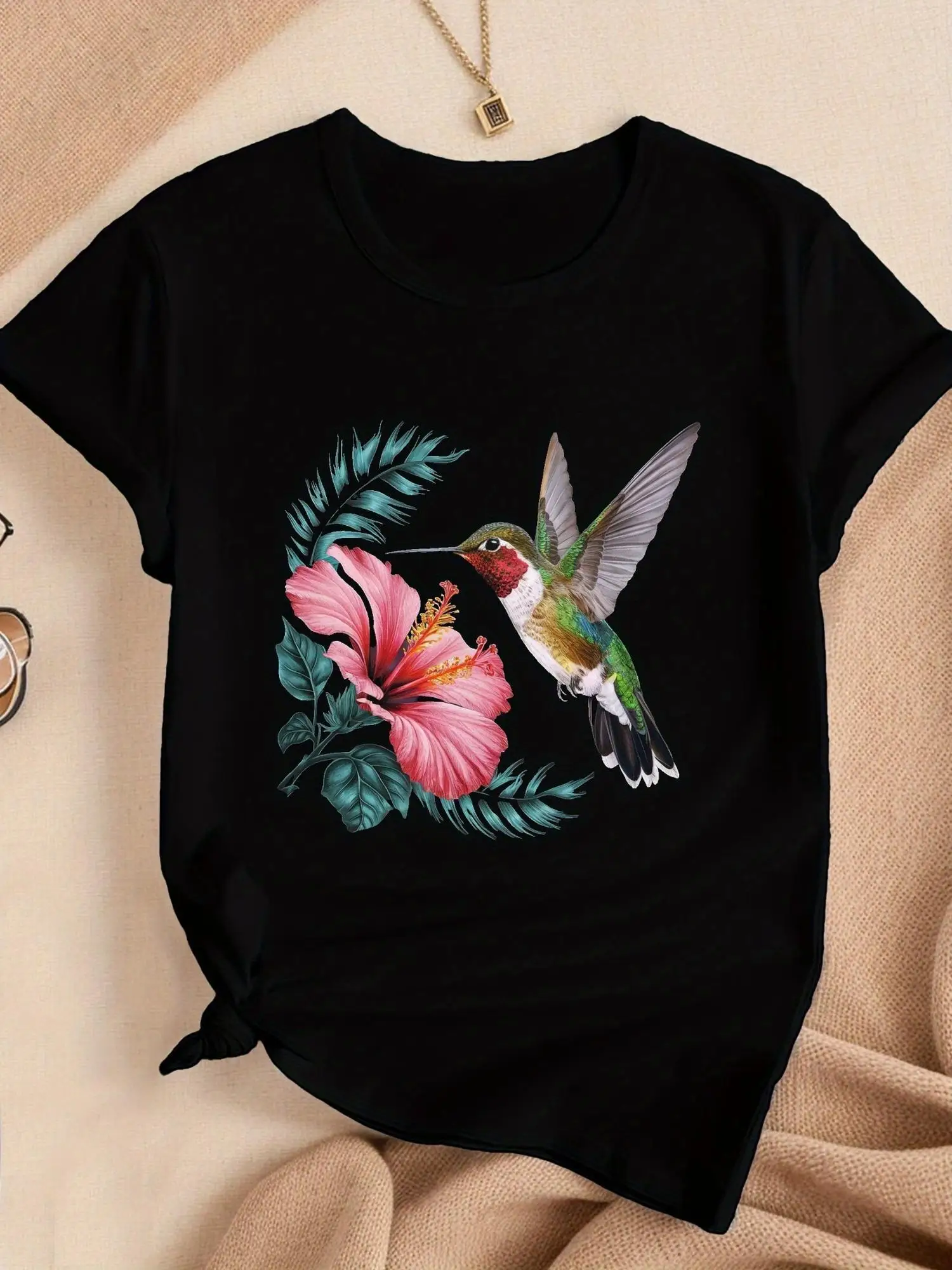 

Женская футболка с рисунком колибри и гибискуса — мягкий повседневный топ с короткими рукавами и круглым вырезом
