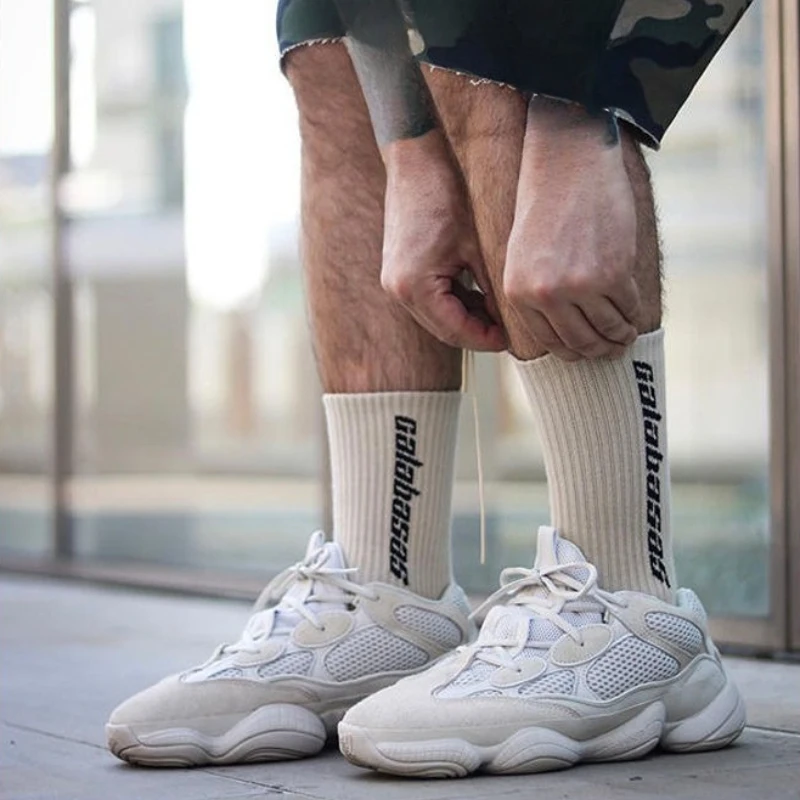 1/6 أزواج الربيع والخريف موضة جديدة نمط الأبجدية العصرية الرياضة الرجال الجوارب الطويلة امتصاص العرق وتنفس الرجال الجوارب #2