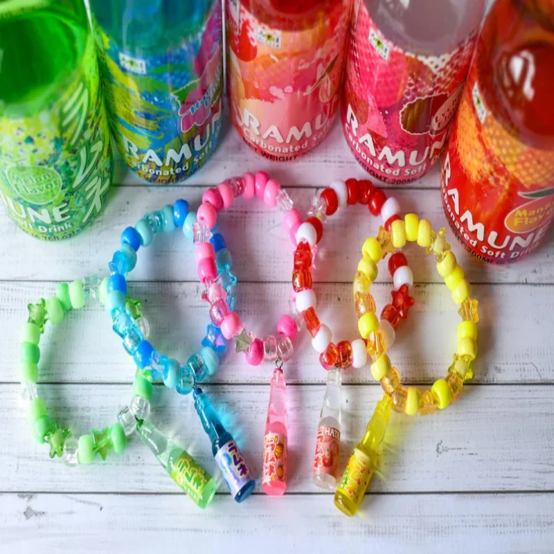 Y2K Pulsera de estrella Kandi con botella de Ramune Kawaii hecha a mano estilo bebida coreana - Regalo pequeño refrescante colorido que aumenta el estado de ánimo dulce ·