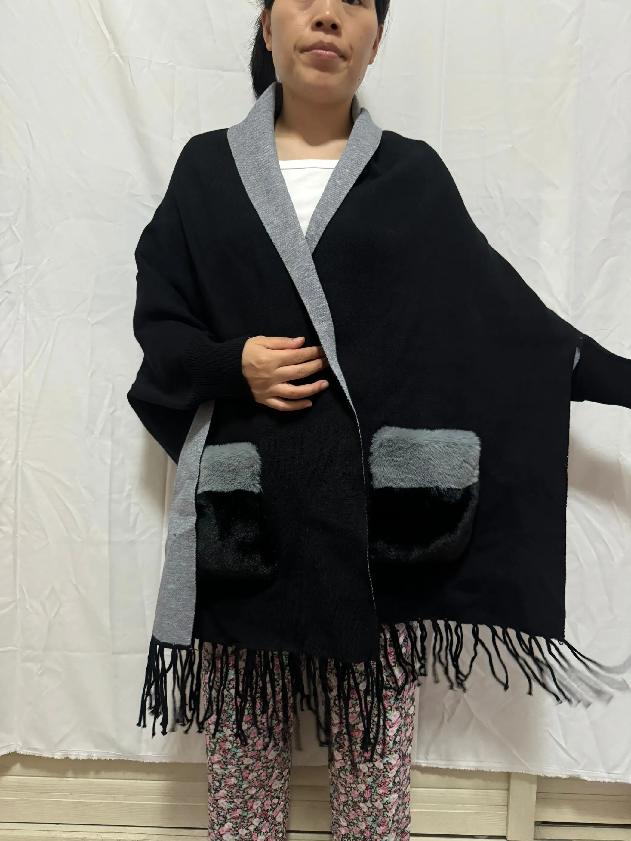 2024 Women Cardigan Blanket Knitwear Black Grey Faux Fur Pocket Tassel Overcoat Autumn Cloak Loose Cape Winter Knitted Poncho