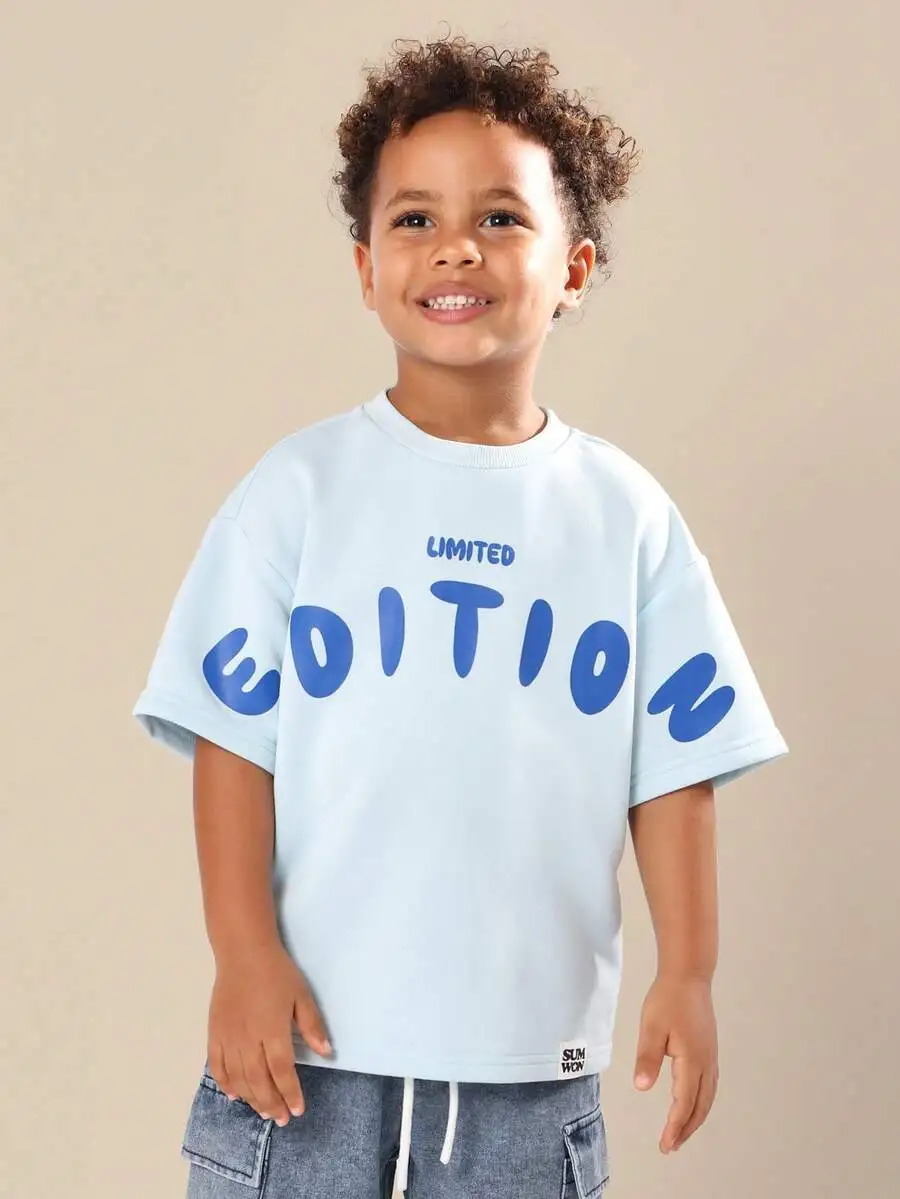 

Светло-голубая футболка с короткими рукавами и графическим принтом для мальчиков