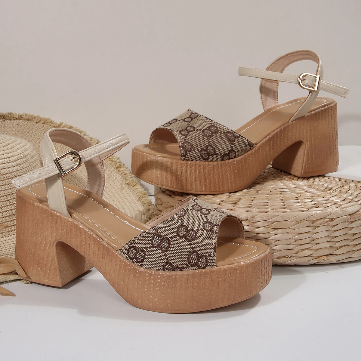 

Тапочки на высоком каблуке. Новая женская летняя одежда. Универсальные шлепанцы на толстой подошве с принтом. Нескользящие шлепанцы на танкетке. Элегантные удобные сандалии.