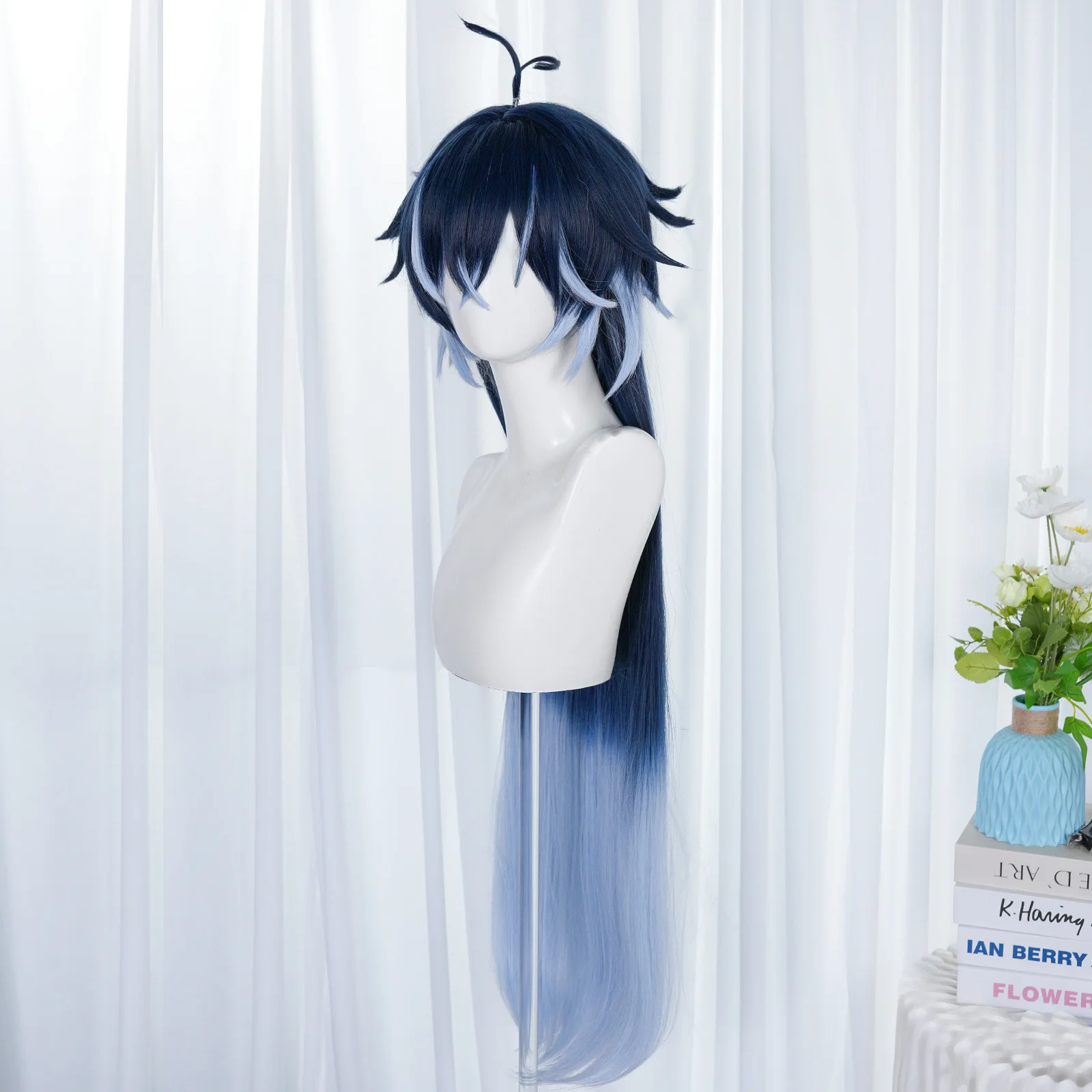 무서움에 굴하지 않는 계약의 새로운 주인공인 CLOVE는 35cm 그라데이션 짧은 가발로 '트와일라잇 버터플라이'라는 코스프레 가발입니다.