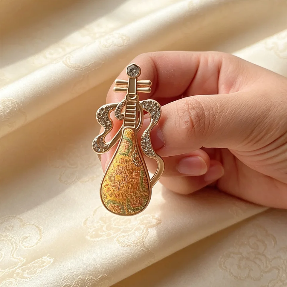 New Chinese Style Song Brocade Pipa Brooch Rhinestone Inlaid Elegant Musical Instrument Pin For Hanfu Cheongsam Dress Accessory