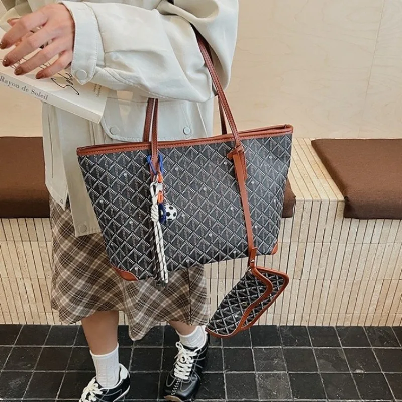 

Женская идеальная сумка через плечо, хорошо проверенный дизайн для повседневного использования и особых мероприятий. Универсальный исполнитель.