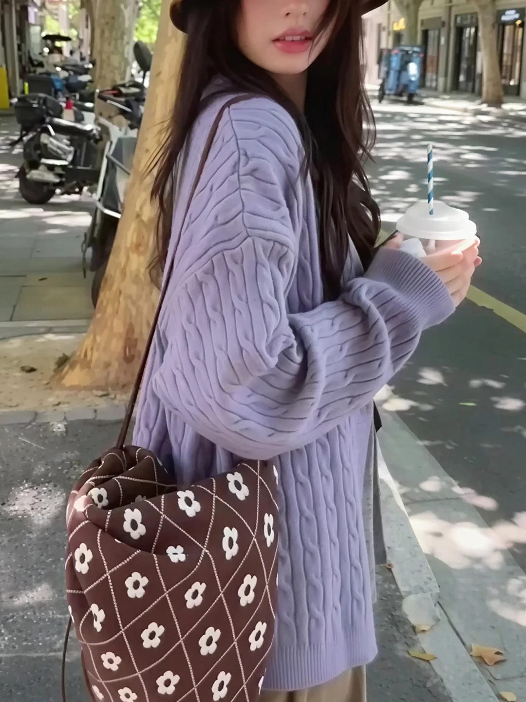 Luźny damski kardigan z dzianiny w kolorze fioletowym, zapinany na zatrzaski, jesienno-zimowy, wyszczuplający, swobodny, uniwersalny sweter, idealny na co dzień i do pracy.