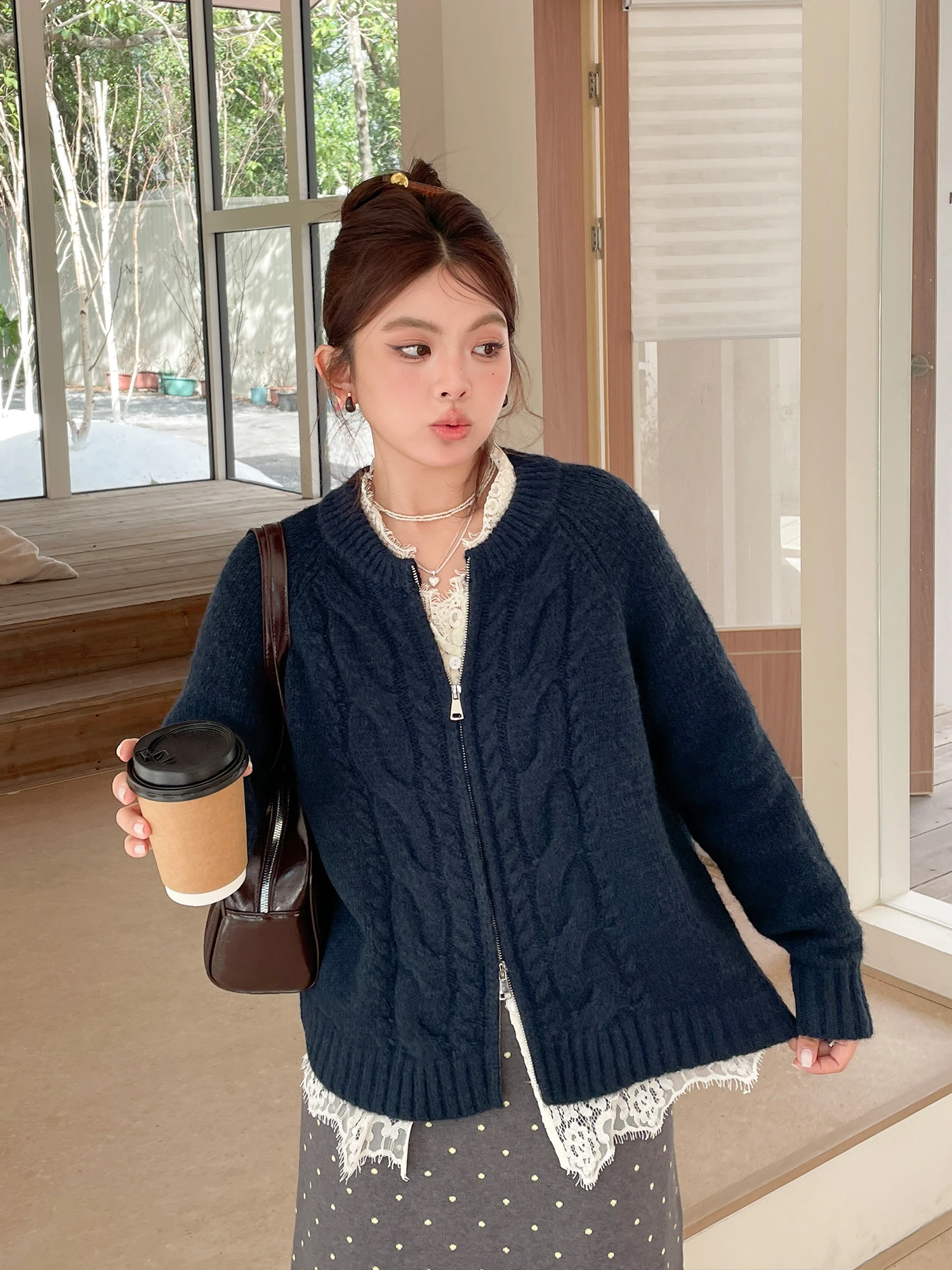 

Уникальный вязаный кардиган на молнии для полных женщин: элегантная зимняя верхняя одежда премиум-класса