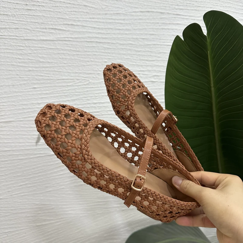 

2025 Versatile Brown Color Summer Sandals Women's Square Toe Shoes Covered Toe Shoes Fashion Hollow Flat Heels Women's Sandals